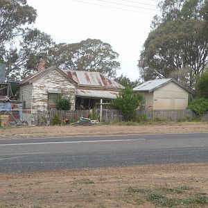 P1080338_leaning_house_of_the_scrub_