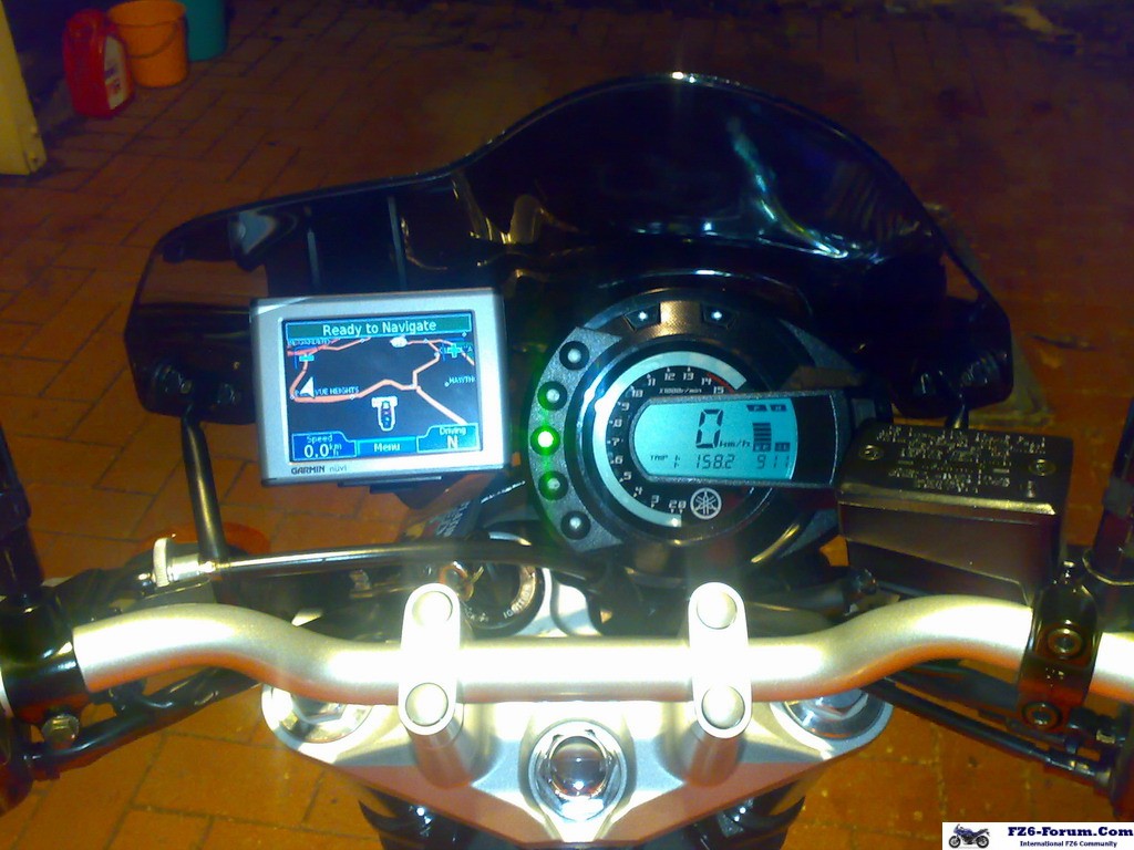 My new Garmin Nuvi 310 GPS & Mount