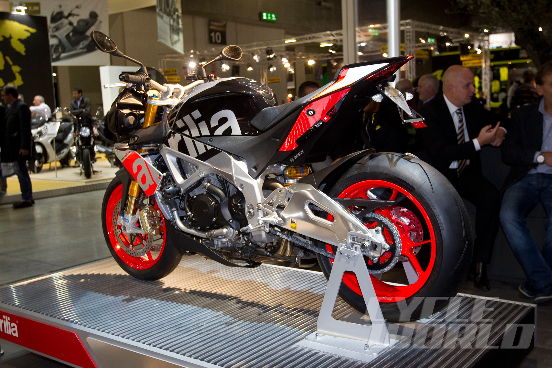 2015-aprilia-tuono-v4-1100-factory-4.jpg