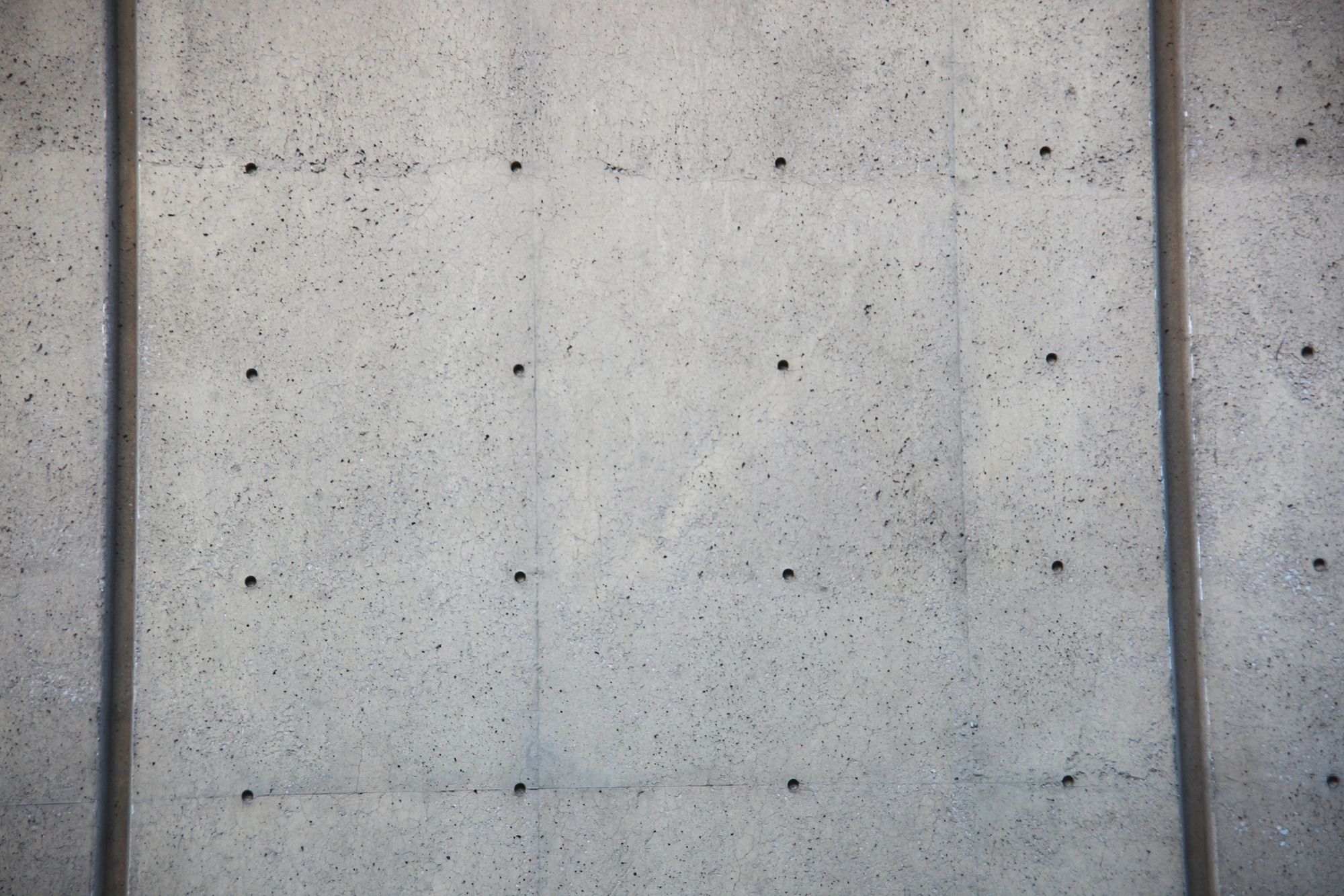 Unused_cladding_holes_-_east_facade_-_J_Edgar_Hoover_Building_-_Washington_DC_-_2012.jpg