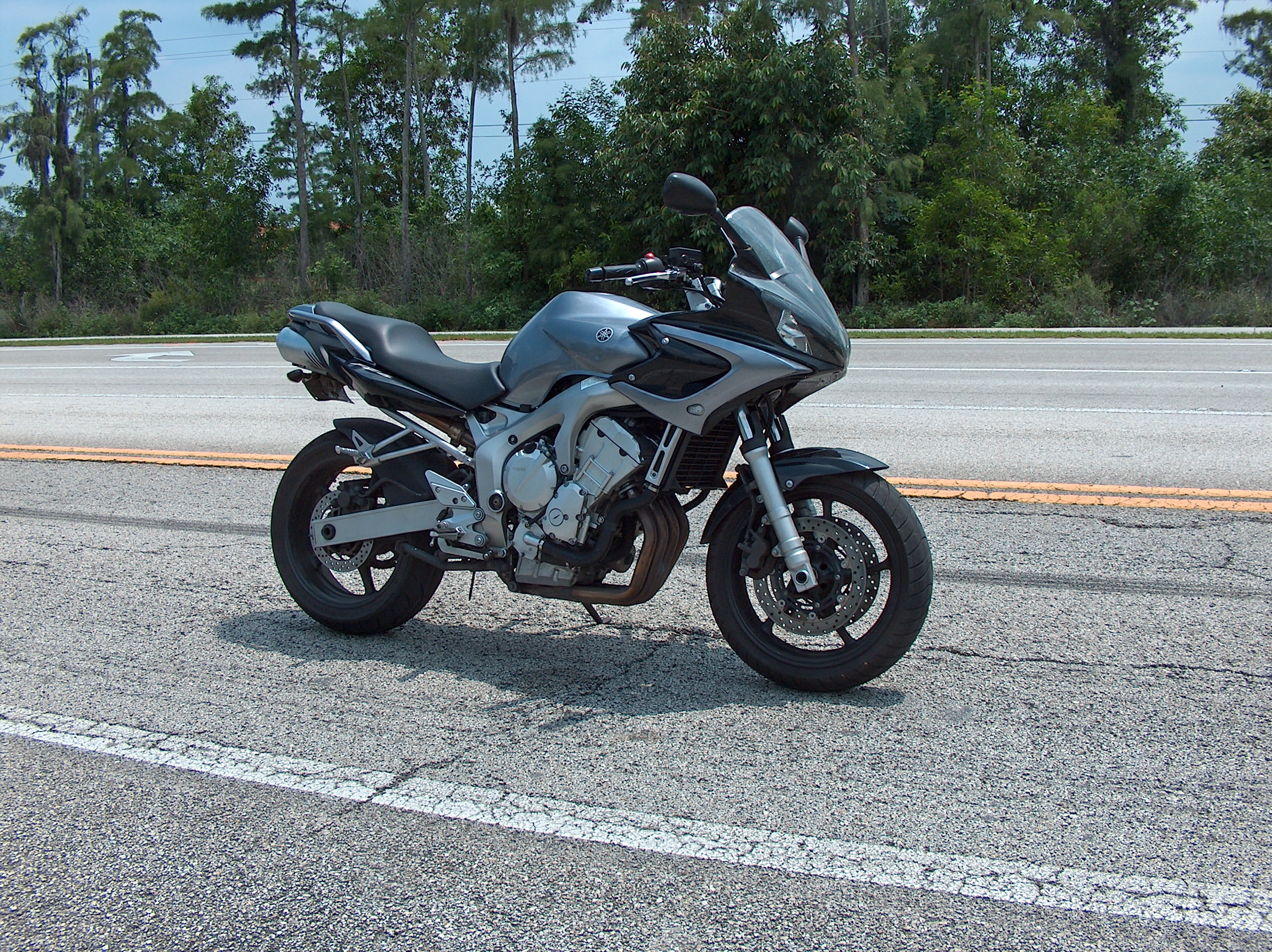 2005_Yamaha_FZ6.jpg